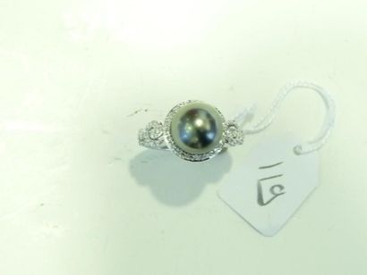 Bague en or gris 18K (750/oo) sertie d'une perle de Tahiti grise (diamètre 10 mm....