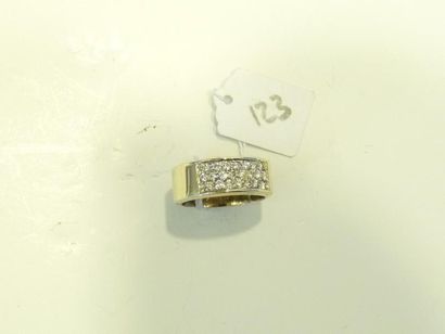 Large anneau en or gris 18K (750/oo) centré d'un pavage rectangulaire de diamants...