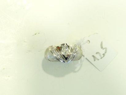 Bague jonc en or gris 18K (750/oo) satiné et rhodié ornée d'un diamant taillé en...