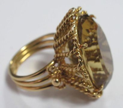 Bague en or jaune 750/oo ajouré surmontée d'une importante citrine en serti griffes...