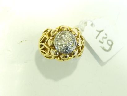 Bague en or jaune 18K (750/oo) à décor floral ajouré centré de quatre diamants taille...