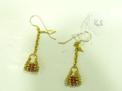 Paire de pendants d'oreilles en or jaune 18K (750/oo) retenant des motifs de sac...
