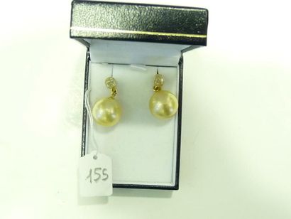 Paire de pendants d'oreilles en or jaune 14K (585/oo) ornés de deux diamants taille...
