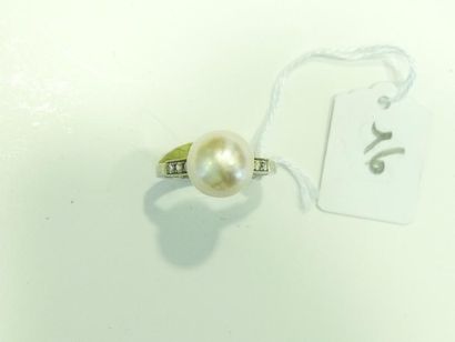 Bague en or gris 18K (750/oo) centrée d'une perle fine de forme bouton mesurant 9,80-10...