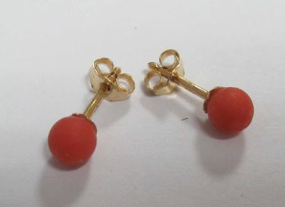 Paire de boutons d'oreille en or jaune surmontés d'une perle de corail rouge - Poids...