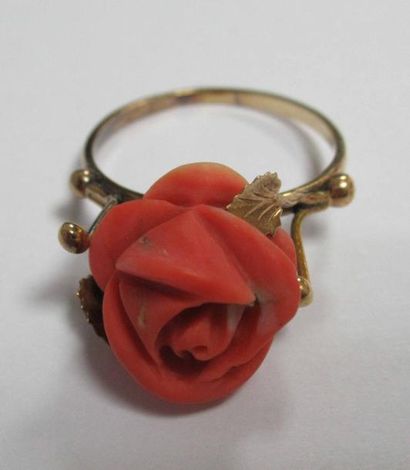 Bague en métal doré surmontée d'une rose en corail rouge null