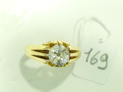 Bague jonc ancienne en or jaune 14K (585/oo) centrée d'un diamant taille ancienne...