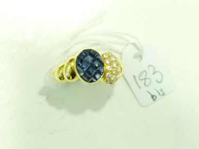 Bague en or jaune 18K (750/oo) à décor godronné agrémentée de deux motifs ovales,...