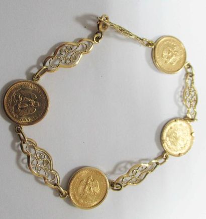 Bracelet en or jaune ajouré 18 K (750/oo) orné de quatre pièces de 2 pesos mexicains...