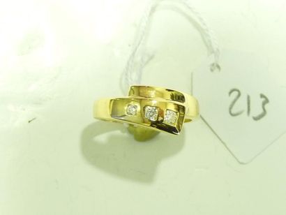 Bague croisée en or jaune 18K (750/oo) agrémentée de trois diamants taille brillant...