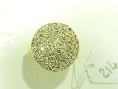 Bague en or jaune 18K (750/oo) le plateau rond entièrement pavé de diamants taille...