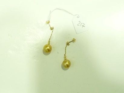 Paire de pendants d'oreilles en or jaune 18K (750/oo) composés de chaînettes retenant...