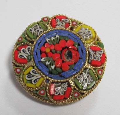 Broche en métal doré ornée de micro-mosaïques à décor de fleurs - Italie, XXe siècle...