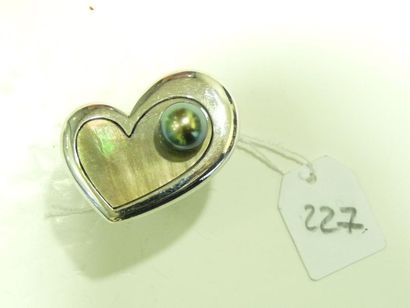 Bague "Coeur" en argent (900/oo) ornée d'une plaque de nacre grise surmontée d'une...
