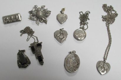 Lot de bijoux divers en argent et métal dont : 4 pendentifs porte-photos, pendentif...