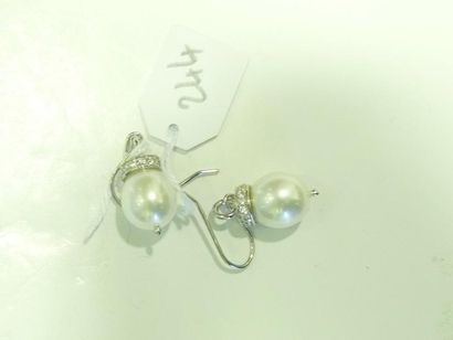 Paire de pendants d'oreilles en argent ornés de perles de culture (900/oo) diamètre...