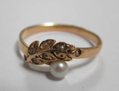 Bague en or jaune 750/oo ornée d'une feuille agrémentée d'une perle - Poids brut...