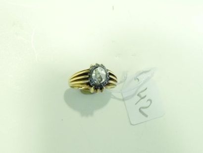 Bague jonc en or jaune 18K (750/oo) ornée d'un diamant taillé en rose couronné, sur...