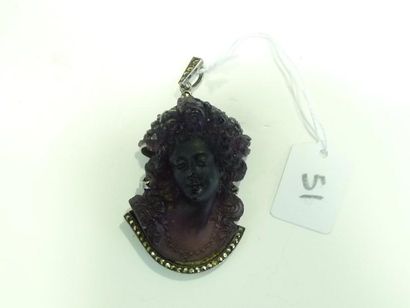 Pendentif en argent (800/oo) centré d'un verre moulé violet représentant un buste...