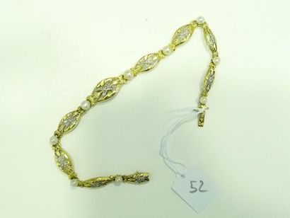 Bracelet ancien en or jaune 18K (750/oo) composé de maillons ciselés et ajourés centrés...
