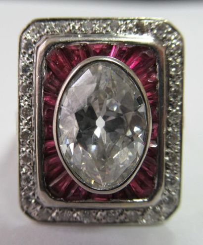 Bague en or gris 18K (750/oo) centrée d'un diamant ovale taille ancienne calibrant...
