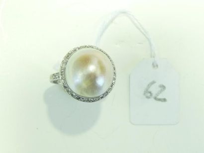 Bague en platine (850/oo) sertie d'une importante perle Mabé (léger fêle) soulignée...