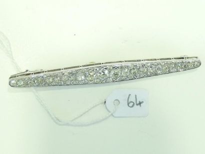 Broche barrette en or gris 18K (750/oo) pavée de diamants taille ancienne, de forme...