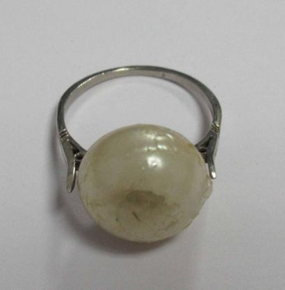 Bague en or gris 750/oo surmontée d'une perle fantaisie - Poids brut : 4,4 g nul...