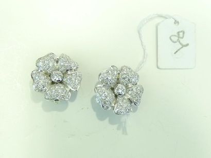 Paire de clips d'oreilles "Fleurs" en or gris 18K (750/oo) ornés au centre d'un diamant...