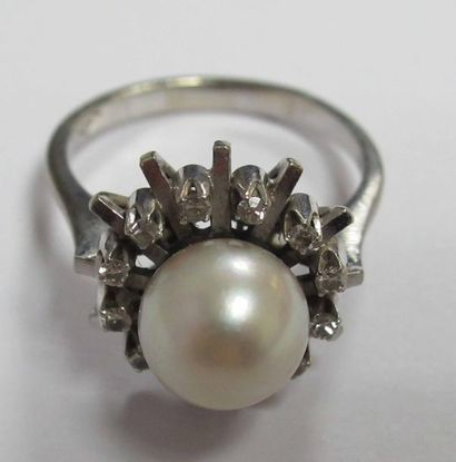 Bague en or gris 750/oo surmontée d'une perle de culture dans un entourage de petits...