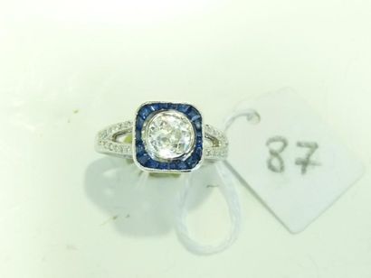 Bague en platine (850/oo) centrée d'un diamant taille ancienne calibrant 1,05 carat...