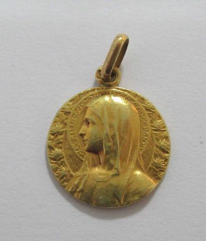 Médaille de baptème en or jaune 750/oo figurant une Vierge - Poids : 2,9 g null