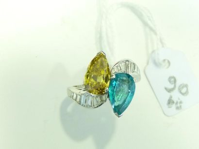 Bague croisée en platine (850/oo) ornée d'un diamant jaune taille poire calibrant...