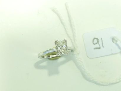 Bague solitaire en or gris 18K (750/oo) centrée d'un diamant rectangulaire taille...