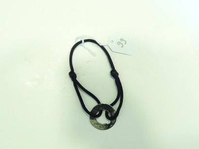 DINH VAN : Bracelet en cordonnet noir orné d'un anneau en or gris lisse 18K (750/oo)....