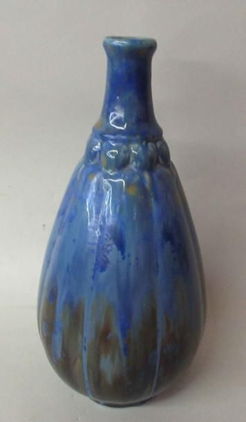 null PIERREFONDS - Vase pansu en grès émaillé bleu, la base du col orné de coeurs...