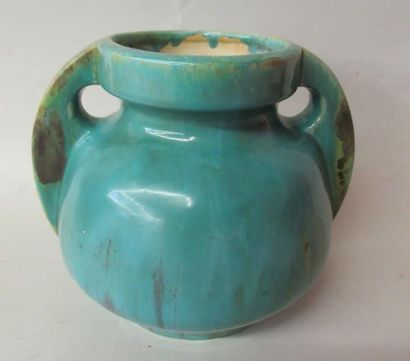 null PIERREFONDS - Vase à deux anses en grès à décor émaillé vert - Ht : 22 cm 