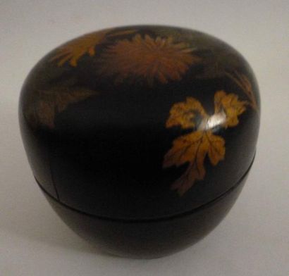 null Natsumé (boite à thé) en laque ro-iro décorée en laque or, brun et vert de fleurs...