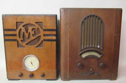 null Deux postes radio anciens dont : un de marque MANUFRANCE et l'autre LANGE à...