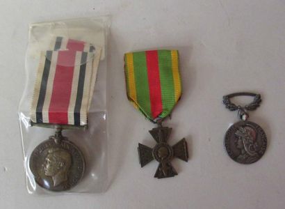 null Lot de trois médailles militaires : République Française médaile coloniale en...