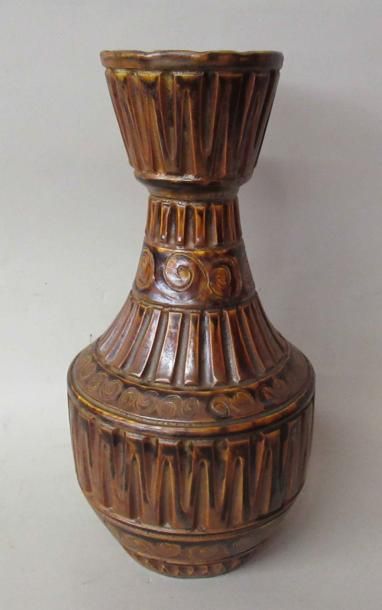 null VALLAURIS - Marius BESSONE (né en 1929) - Vase en grès à décor émaillé brun...