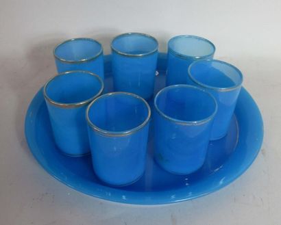 null Plateau rond et sept verres en verre opalin bleu à décor liseré doré (usures)...