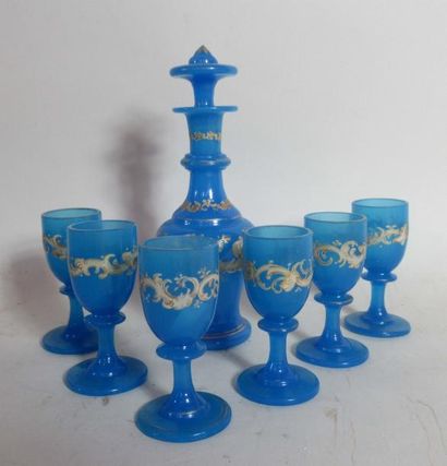 null Petit service à liqueurs ( six verres, une carafe) en opaline bleue 