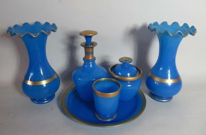 null Service verre d'eau trois pièce et plateau en verre opalin. deux vases en verre...