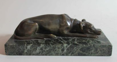 null Ecole française fin XIXe siècle - Chien couché - Epreuve en bronze à patine...