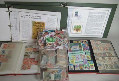 null Lot de timbres anciens étrangers en vrac (3 boites) et en 4 albums dont colonies...