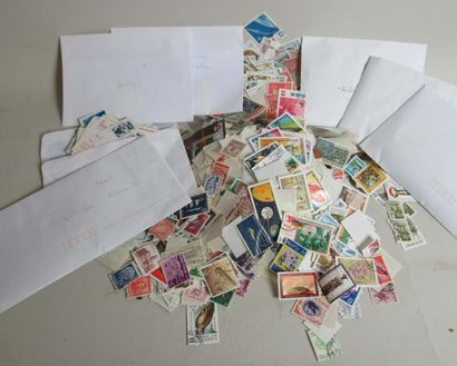 null Lot d'environ 4300 timbres étrangers, certains oblitérés et d'autres neufs (en...