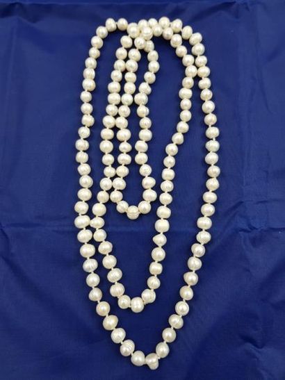 null Très long collier de 142 perles de culture d'eau douce 8.5/11 mm. 147g75 