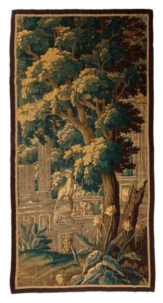 null Tapisserie d’Aubusson en laine et soie, du XVIIIe siècle. Un perroquet trône...