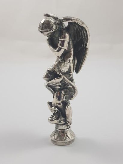 null Cachet en bronze argenté représentant St Michel terrassant un dragon Haut :...